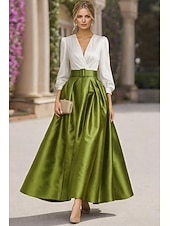 halpa Cocktailmekot-A-linja Kokopitkä Nilkkapituinen Cocktailmekot Tyylikäs Pitkähihainen V kaula-aukko Puutarhajuhlat Häät Satiini Tafti kanssa Laskokset Rypytetty