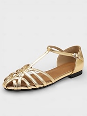 olcso Nők-női arany metálfényű ketreces szandál - elegáns lapos, pántos alkalmi cipők üdülői estékre, kényelmes T-pántos nyári szandálok nyaralási vacsorákhoz &amp;hajózási ruházat