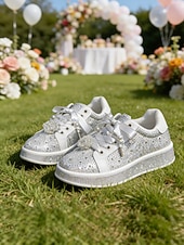 abordables mariée-Baskets de mariée argentées à lacets et strass pour femme, chaussures de mariage confortables et scintillantes pour une cérémonie en extérieur dans un jardin.