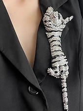 halpa Häät ACC-Miesten metalliseoksesta valmistettu tiikeririntaneula, kulta- ja hopeanvärisiä vaihtoehtoja, kristallikoristeinen, tyylikäs asuste häihin ja illallisjuhliin