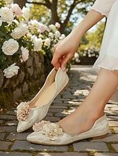 abordables mariée-Ballerines fleuries champagne pour femme, à la finition texturée, élégantes chaussures de mariée pour un mariage en plein air dans un jardin.