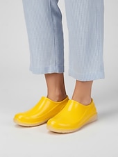 رخيصةأون قباقيب نسائية-أحذية نسائية صفراء مقاومة للماء للحديقة - أحذية خفيفة الوزن سهلة الارتداء للبستنة، والعمل في الهواء الطلق، واستخدام الفناء، والشاطئ، والأيام الممطرة