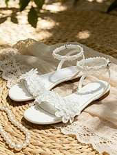 preiswerte Braut-Brautsandalen aus weißer Spitze für Damen mit Blumenapplikationen – ideal für Bohème-Hochzeiten