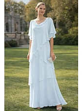 baratos Comprimento do chão-Linha A Longo Vestido de convidada de casamento Tiered Dress Vestido de noite Vestido Para Mãe dos Noivos Manga Curta Gola Boba Elegante Formal Convidado do casamento Semi formal Chiffon com Fru-Fru