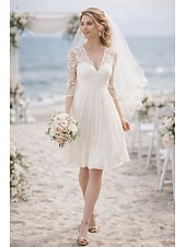 Недорогие Маленькие белые платья-А-силуэт До колена Свадебные платья Платья для свадебного душа Свадебное платье Открытая спина Маленькие белые платья Рукав 3/4 V-образный вырез градация День рождения Шифон Кружева с Рюши