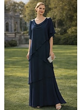 baratos Comprimento do chão-Linha A Longo Vestido de convidada de casamento Tiered Dress Vestido de noite Vestido Para Mãe dos Noivos Manga Curta Gola Boba Elegante Formal Convidado do casamento Semi formal Chiffon com Fru-Fru