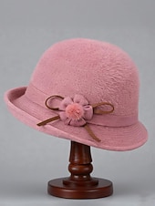 Недорогие Женские шляпы-Женская шерстяная фетровая шапка с плюшевым помпоном в виде цветка, доступна в нескольких цветах, идеально подходит для зимы и повседневной носки.