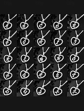 billige Valentinsdag-hjerteformet anhengskjede for kvinner – legeringsmateriale, 26 alfabetstiler, strass-aksenter – perfekt valentinsdagsgave