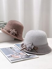 Недорогие Женские шляпы-Женская шерстяная фетровая шапка с плюшевым помпоном в виде цветка, доступна в нескольких цветах, идеально подходит для зимы и повседневной носки.