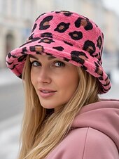 levne Dámské klobouky-Dámská čepice s leopardím potiskem a umělou kožešinou – více barev, polyesterový materiál, moderní a pohodlná na běžné nošení i do zimy