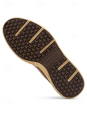 voordelige Heren Golf Schoenen-Rode en witte golfschoenen voor heren, ademend bovenwerk met gripvaste buitenzool, lichtgewicht en comfortabel, ideaal voor golfers en buitensporters.