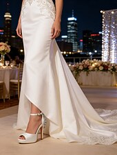 preiswerte Braut-Elegante Brautsandalen aus elfenbeinfarbenem Satin mit Knöchelriemen und Kristallverzierung an der Ferse – perfekt für eine Hochzeit in der Stadt.