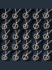 billige Valentinsdag-hjerteformet anhengskjede for kvinner – legeringsmateriale, 26 alfabetstiler, strass-aksenter – perfekt valentinsdagsgave
