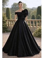 preiswerte A-Linie Abendkleider-A-Linie Bodenlang Abendkleid Ballkleid Festliche Kleidung Elegant seidig Kurzarm Schulterfrei Hochzeit Formell Tasche Satin Tiefer Wasserfall-Rückenausschnitt mit Gestickte Blume Falten