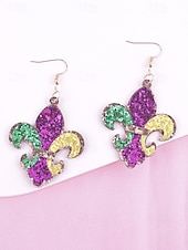baratos Acessórios-Brincos femininos de couro sintético com flor-de-lis em três cores, vibrantes em roxo, verde e amarelo, com design brilhante, perfeitos para a celebração do Mardi Gras.