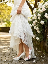 preiswerte Braut-Elfenbeinfarbene, geblümte Damen-Ballerinas mit Knöchelriemen, romantische Brautschuhe für eine Gartenhochzeit im Freien