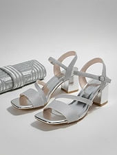 abordables Dama de honor-Sandalias de tacón cuadrado con tiras y purpurina plateada para mujer, con correa en el tobillo: zapatos brillantes de punta cuadrada y tacón medio para bodas de verano y resorts tropicales.