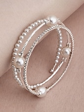 billige Bryllup ACC-Armbåndssett med tre lag i kunstperlelegering til dame, stablebare armbånd i gull og sølv med elegante perler og krystalldetaljer, vintage brudesmykker til bryllup, kveldsfester og formelle arrangementer