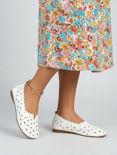 abordables Ballerines femme-Chaussures blanches ajourées pour femmes, à enfiler - design respirant découpé au laser, chaussures décontractées et confortables pour un usage quotidien, la marche, les voyages, le jardinage et les sorties estivales.