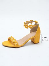 abordables Dama de honor-Sandalias de tacón cuadrado con flores amarillas para mujer: elegantes zapatos de dama de honor para bodas en el jardín.