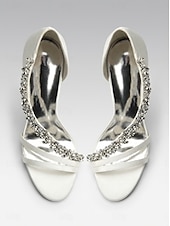 preiswerte Braut-Champagnerfarbene Brautschuhe aus Satin mit Kristallbesatz – elegante Hochzeitsschuhe für Stadthochzeiten