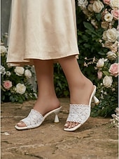 preiswerte Hochzeitsgast-Elegante weiße Damen-Mules aus Spitze – romantische, gehäkelte Sandalen mit Blumenmuster und stilvollem Spulenabsatz für Gartenhochzeiten, Brautpartys und sommerliche Gartenfeste.