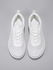voordelige Vrouwen-Women's White Wide Fit Breathable Mesh Sneakers - Lightweight Mesh Walking Shoes for Resort Streets, Vacation Travel &amp; Everyday Casual Comfort