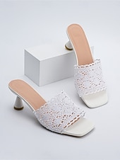 preiswerte Hochzeitsgast-Elegante weiße Damen-Mules aus Spitze – romantische, gehäkelte Sandalen mit Blumenmuster und stilvollem Spulenabsatz für Gartenhochzeiten, Brautpartys und sommerliche Gartenfeste.