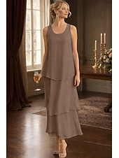 baratos Comprimento do tornozelo-Tubinho Até o Tornozelo Vestido de convidada de casamento Vestido formal Tiered Dress Vestido Para Mãe dos Noivos Sem Manga Decote V Elegante Simples Convidado do casamento Semi formal Chiffon com
