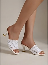 preiswerte Hochzeitsgast-Elegante weiße Damen-Mules aus Spitze – romantische, gehäkelte Sandalen mit Blumenmuster und stilvollem Spulenabsatz für Gartenhochzeiten, Brautpartys und sommerliche Gartenfeste.