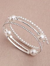 billige Bryllup ACC-Armbåndssett med tre lag i kunstperlelegering til dame, stablebare armbånd i gull og sølv med elegante perler og krystalldetaljer, vintage brudesmykker til bryllup, kveldsfester og formelle arrangementer