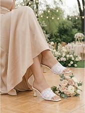 preiswerte Hochzeitsgast-Elegante weiße Damen-Mules aus Spitze – romantische, gehäkelte Sandalen mit Blumenmuster und stilvollem Spulenabsatz für Gartenhochzeiten, Brautpartys und sommerliche Gartenfeste.