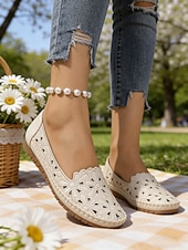 abordables Sandalias planas de mujer-Mocasines blancos transpirables con recortes para mujer con bordado floral, plantilla acolchada suave, elegantes zapatos mocasín casuales y cómodos, perfectos para caminar, viajar, picnics y fiestas
