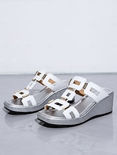 preiswerte Frauen-Weiße Keilsandalen mit Cut-out und silberner Metallic-Sohle – moderne Slipper für Outdoor-Resorts und den Sommerurlaub