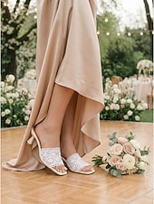 preiswerte Hochzeitsgast-Elegante weiße Damen-Mules aus Spitze – romantische, gehäkelte Sandalen mit Blumenmuster und stilvollem Spulenabsatz für Gartenhochzeiten, Brautpartys und sommerliche Gartenfeste.