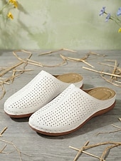 baratos Socas &amp; Mules de mulher-Mules femininas perfuradas, estilo slip-on – sapatos brancos em couro sintético com salto confortável para uso diário, passeios casuais e um estilo descontraído de verão.
