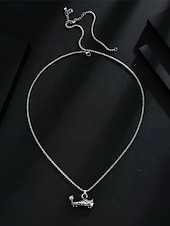 economico Accessori-Collana da uomo in acciaio inossidabile con ciondolo a forma di calcio di pallone, gioiello per tifosi di calcio, ideale per partite e per l'uso quotidiano.