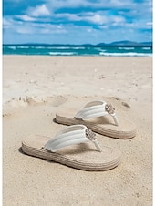 halpa Kvinnor-Women's Vibrant Fuchsia Flip Flops - Romantic Bohemian Thong Sandals with Crystal Flower Embellishment &amp; Woven Texture Sole for Beach Vacations, Island Getaways &amp; Summer Poolside