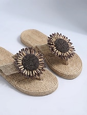 economico Infradito scivolosi-Sandali da spiaggia da donna color arancione acceso con girasoli - romantici sandali bohémien in paglia intrecciata con dettagli floreali per le vacanze estive e le fughe su isole tropicali &amp;feste in