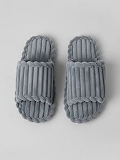 Недорогие Женские тапочки и шлепанцы-Женские темно-красные летние плюшевые домашние тапочки с открытым носком – мягкие, дышащие, с плетеной амортизирующей стелькой для дома, спальни и повседневного комфорта.