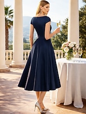 Χαμηλού Κόστους Κοκτέιλ Φορέματα-Γραμμή Α Κάτω από το γόνατο Κοκτέιλ Φορέματα Φορέματα για πάρτι Κομψό Αμάνικο Λαιμόκοψη V Επισκέπτης γάμου Σαρμέζ με Πλισέ