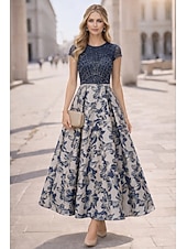 halpa Cocktailmekot-A-linja Nilkkapituinen Polven yli Muodollinen mekko Cocktailmekot Tyylikäs Lyhythihainen Tiukka pyöreä kaula-aukko Häät Muodollinen Satiini Pitsi Laskostettu selkä kanssa Laskokset Helmillä koristeltu