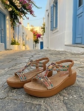 Недорогие Сандалии на танкетке-Женские богемные сандалии с цветочным принтом и Т-образным ремешком — удобные черные прогулочные туфли с красочными объемными цветочными акцентами и эластичным задним ремешком для отдыха на природе, летних фестивалей и поездок на пляж.