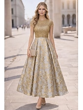 halpa Cocktailmekot-A-linja Nilkkapituinen Polven yli Muodollinen mekko Cocktailmekot Tyylikäs Lyhythihainen Tiukka pyöreä kaula-aukko Häät Muodollinen Satiini Pitsi Laskostettu selkä kanssa Laskokset Helmillä koristeltu