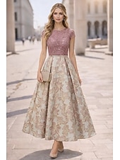 halpa Cocktailmekot-A-linja Nilkkapituinen Polven yli Muodollinen mekko Cocktailmekot Tyylikäs Lyhythihainen Tiukka pyöreä kaula-aukko Häät Muodollinen Satiini Pitsi Laskostettu selkä kanssa Laskokset Helmillä koristeltu