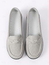abordables Chaussures sans lacet et mocassins femme-Mocassins perforés pour femmes - chaussures blanches confortables à enfiler avec détails tressés, parfaites au quotidien, au bureau et pour les sorties décontractées.