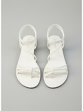 baratos Sandálias Planas-Sandálias rasteiras pretas minimalistas femininas com tiras - calçado confortável para caminhadas de verão com design de tira em T e tira segura no tornozelo, ideal para férias na praia e viagens ao