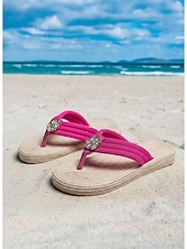 halpa Kvinnor-Women's Vibrant Fuchsia Flip Flops - Romantic Bohemian Thong Sandals with Crystal Flower Embellishment &amp; Woven Texture Sole for Beach Vacations, Island Getaways &amp; Summer Poolside
