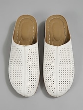 baratos Socas &amp; Mules de mulher-Mules femininas perfuradas, estilo slip-on – sapatos brancos em couro sintético com salto confortável para uso diário, passeios casuais e um estilo descontraído de verão.
