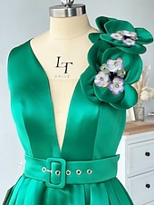 preiswerte Cocktailkleider-A-Linie Tee-Länge Cocktailkleider Partykleider Elegant Vintage Ärmellos V Ausschnitt Formell Hochzeitsgast Gürtel / Schärpe Satin mit Falten Schulterblume